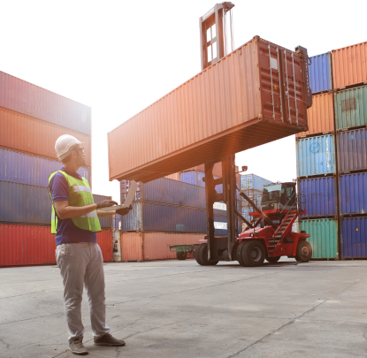 container, muletto che sposta container, uomo al lavoro