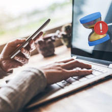 pc, comunicare scadenza, clessidra, uomo al pc con cellulare