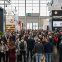 fiera, persone in fiera, folla di persone