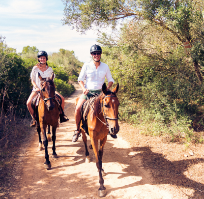 Turisti a cavallo, sentiero macchia mediterranea