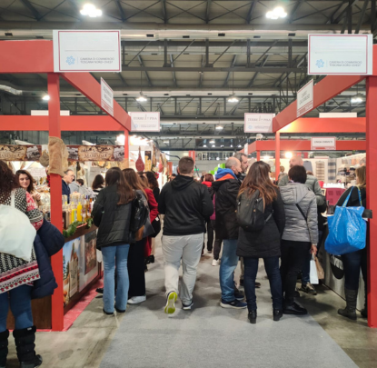 immagine stand con persone a fiera AF 2023