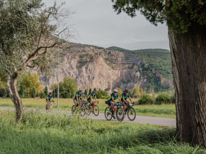 percorso cicloturistico monte pisano, olivi, ciclisti