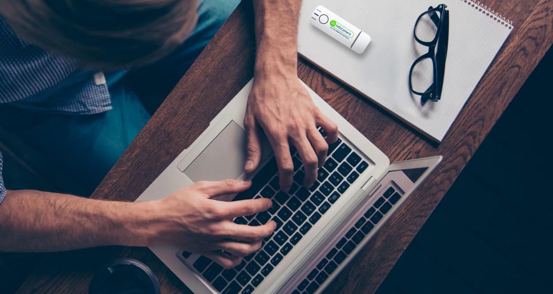 mani che digitano su una tastiera posata su una scrivania
