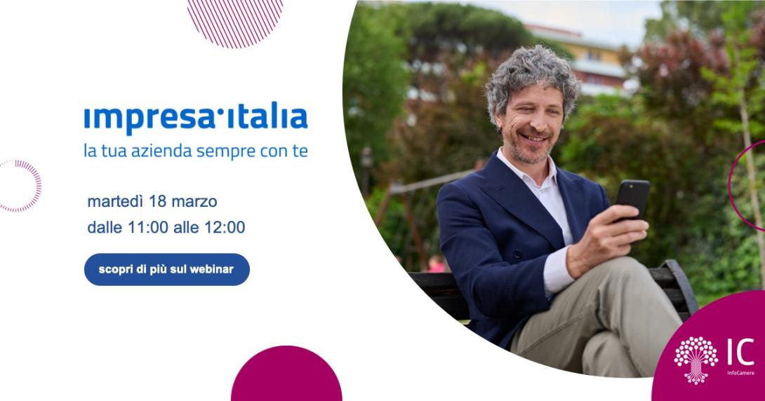 uomo su panchina che guarda cellulare, logo infocamere